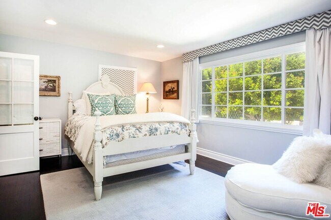 Building Photo - 1515 N Doheny Dr