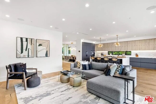 Building Photo - 6201 Lindenhurst Ave