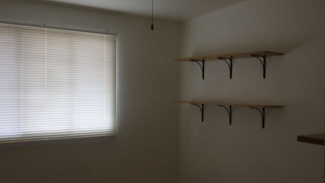 Building Photo - 90 NE Freihage Dr