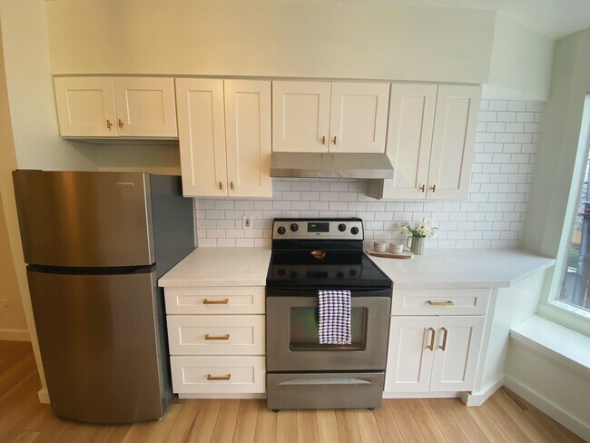 Brand new kitchen - 2608 E Madison St