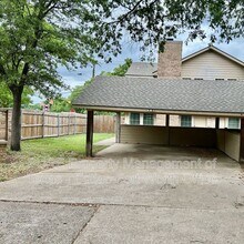 Building Photo - 2415 Oak Manor
