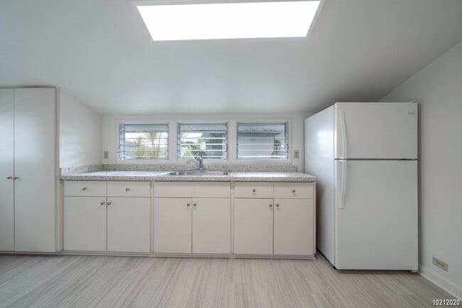 Building Photo - $1425 Beautiful Studio in Manoa 2646A Oahu...