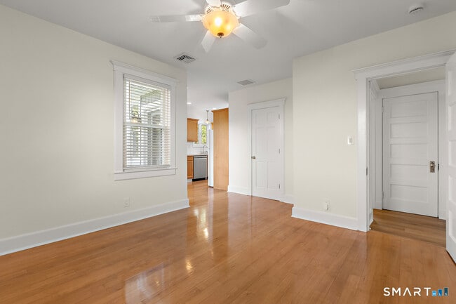 Building Photo - 18 Wessels Pl