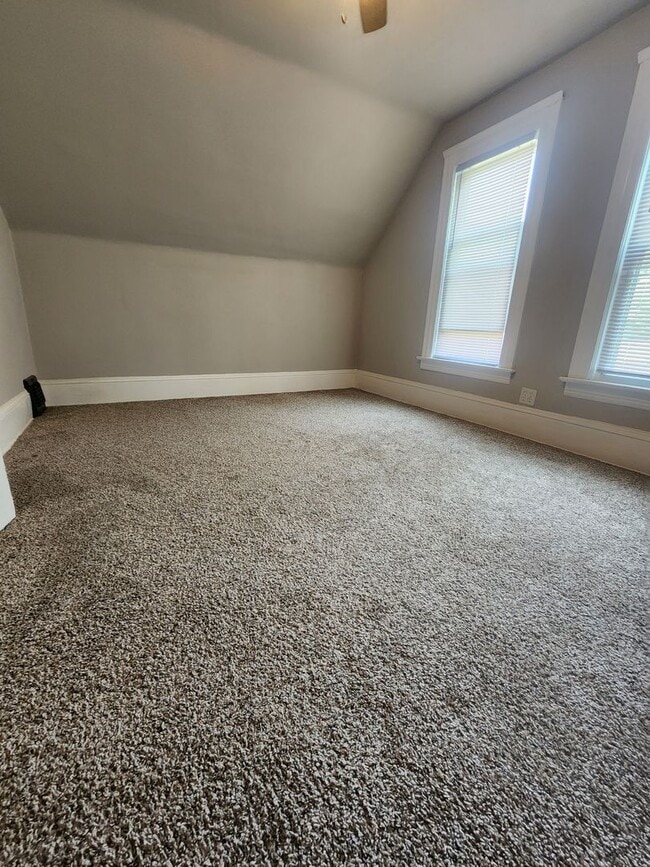 Building Photo - Renovated Private Home