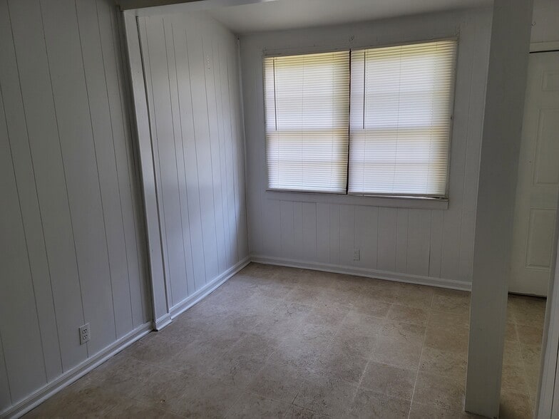 2nd bed - 448 W Railroad Ave