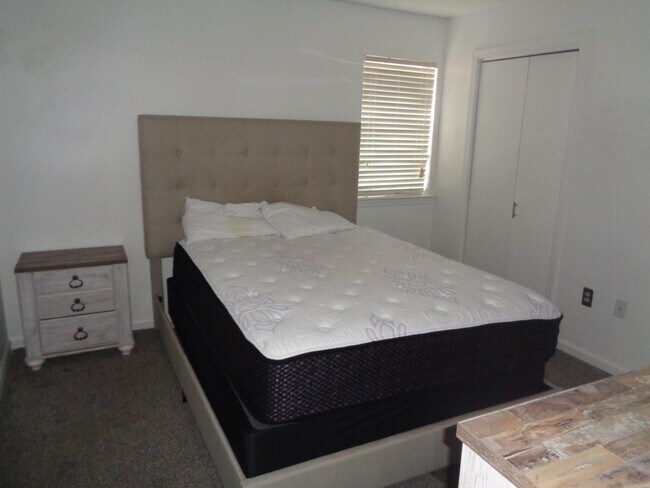 Building Photo - 301 Kings Row Dr