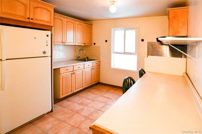 Building Photo - 24-10 Gillmore St