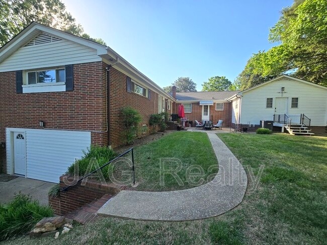 Building Photo - 328 W Liberty St