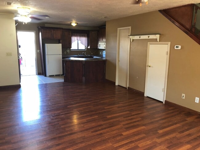 Building Photo - 2 Bedroom 1.5  bath townhome with communit...