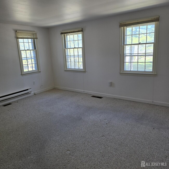 Building Photo - 14 Sussex Way