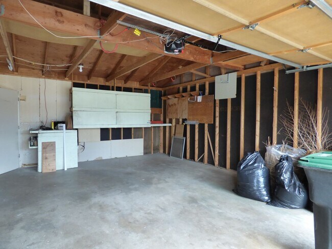 Building Photo - Adorable 3 bedroom, 1 bath in Longmont Estates, fenced back yard, 2 car garage