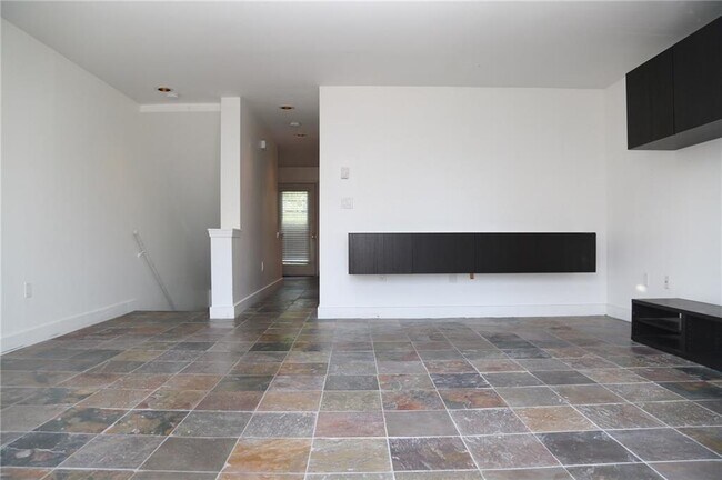 Building Photo - 74 Tell St