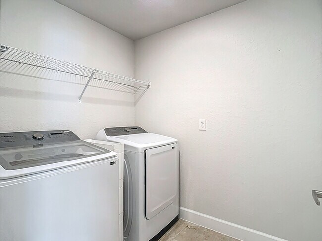 Building Photo - Welcome in to this beautiful Unfurnished -...