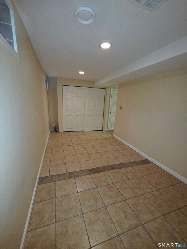 Building Photo - 12 W Meadow Ln