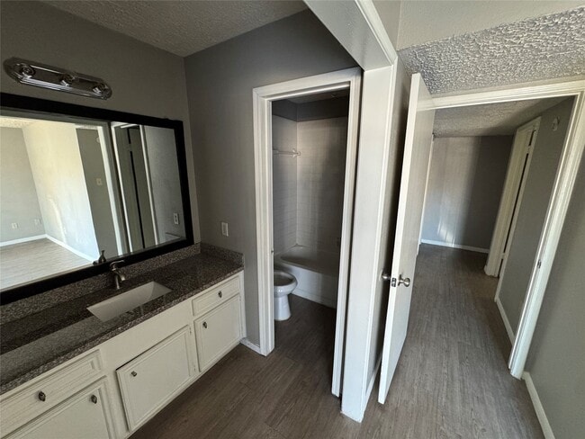 Building Photo - 13611 Ravensway Dr