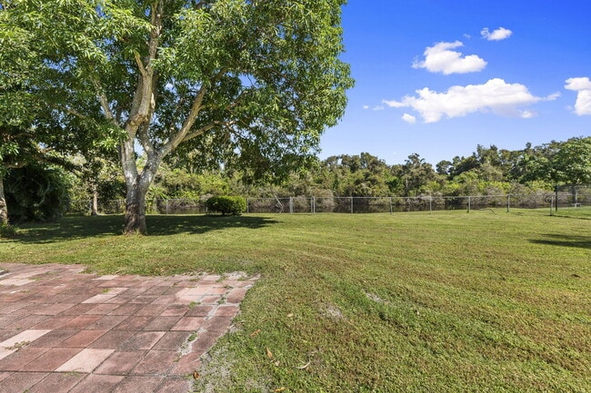 Building Photo - 1465 SE Westmoreland Blvd