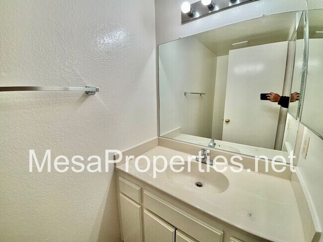 Building Photo - 1584 Sycamore Ln