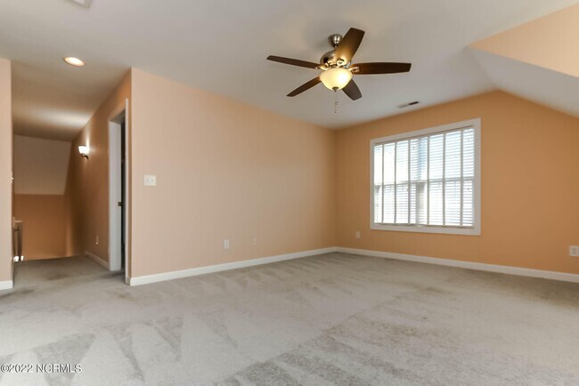 Building Photo - 533 Village Green Dr