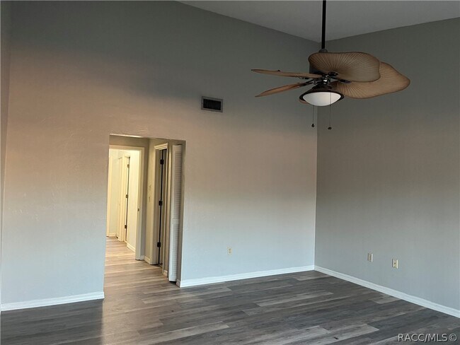 Building Photo - 715 E Hartford St