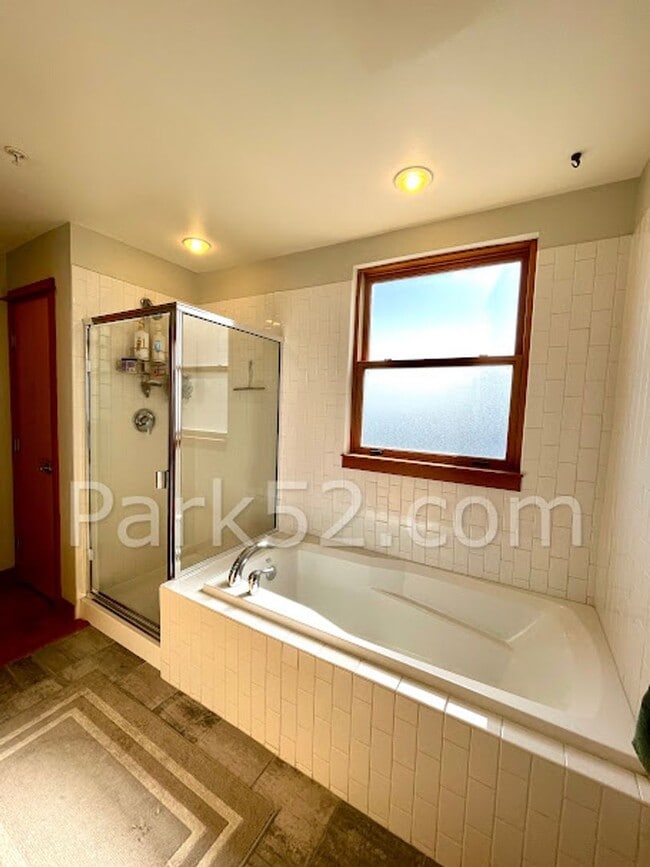 Building Photo - Downtown Tacoma Townhome!