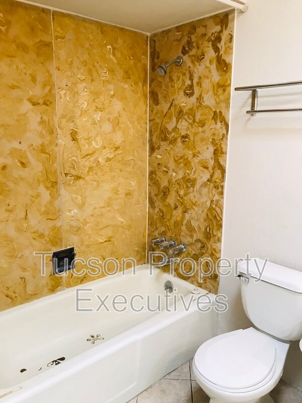 Building Photo - 7742 E Tanque Verde Ln