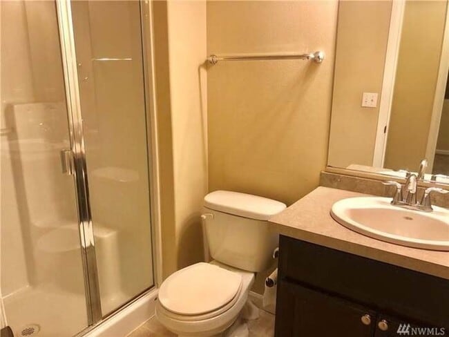 Building Photo - 4 bed with separated living area