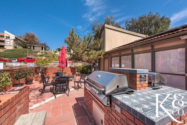 Building Photo - Ground-Floor Living in a Desirable 55+ Thousand Oaks Community