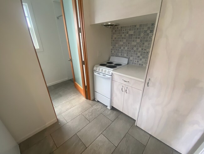 Building Photo - 332 W 5th Ave