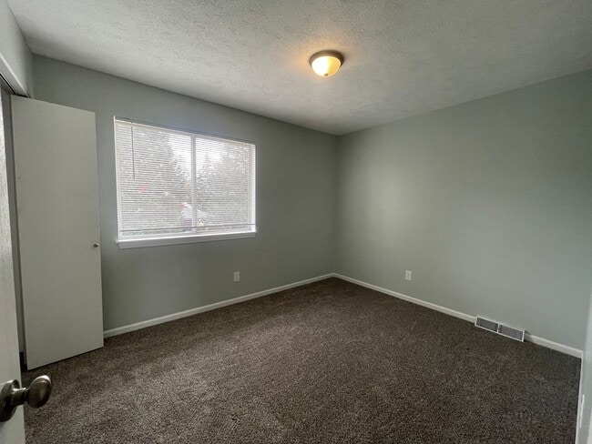 Building Photo - Townhome with central air and a garage!