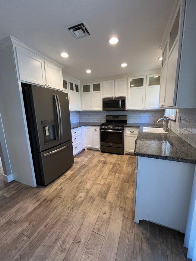 Building Photo - 131 E 17th St