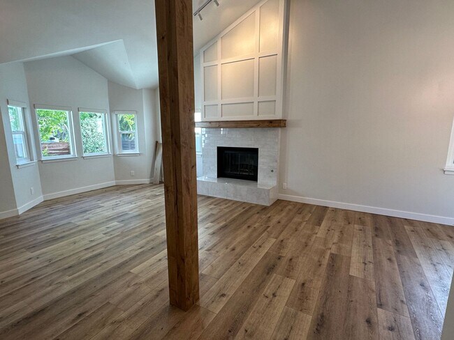 Building Photo - Updated 3 bedroom 2.5 bath with yard