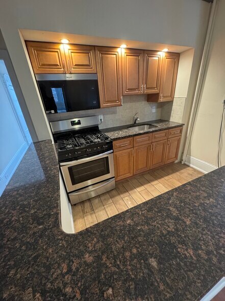 Building Photo - 4320 Walnut St