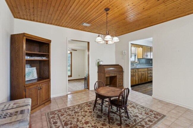 Building Photo - Peaceful Country Living Close to Everything