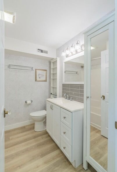 Bathroom 1 - 449 High St