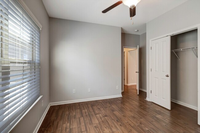 Building Photo - 1018 Hemlock Dr