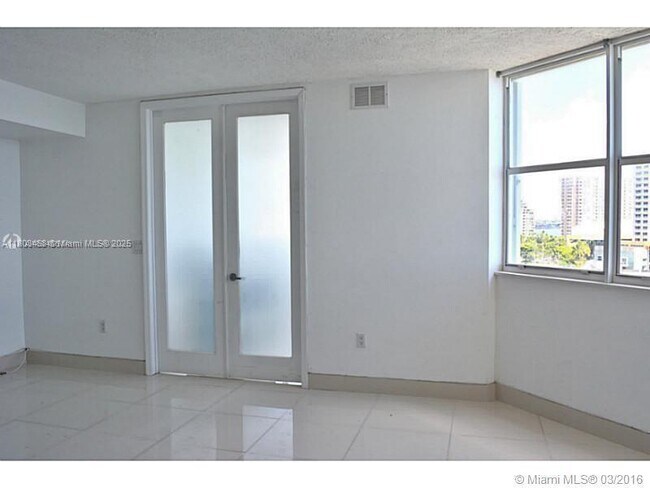 Building Photo - 905 Brickell Bay Dr