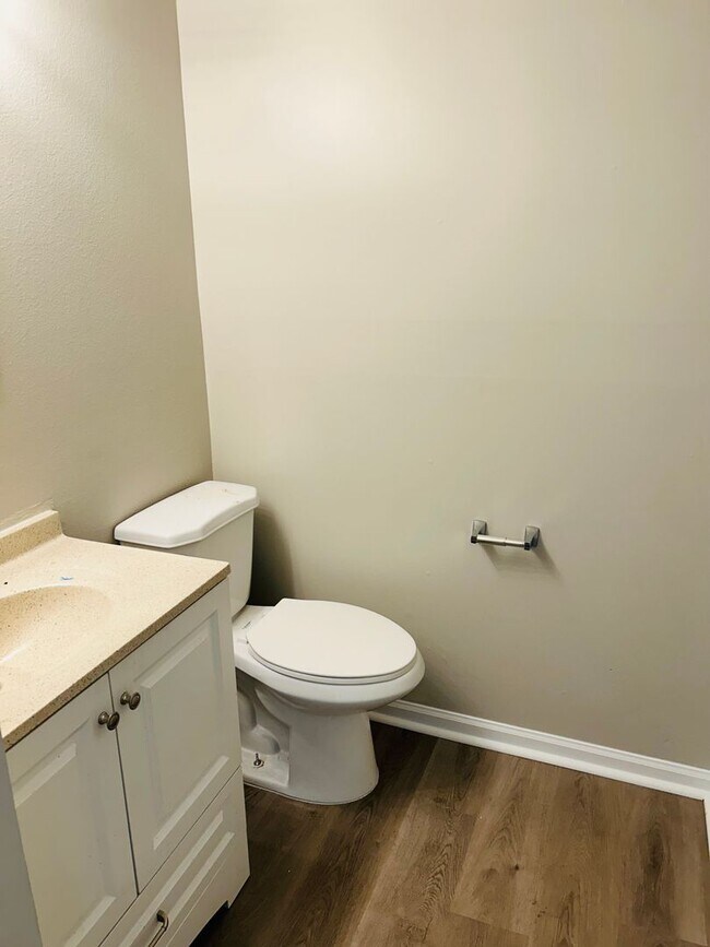 Building Photo - Beautifully Updated Townhome in Prime Loca...