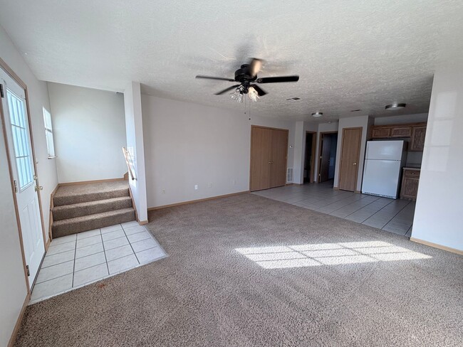 Building Photo - Spacious 3 Bedroom 2 Bath Townhome
