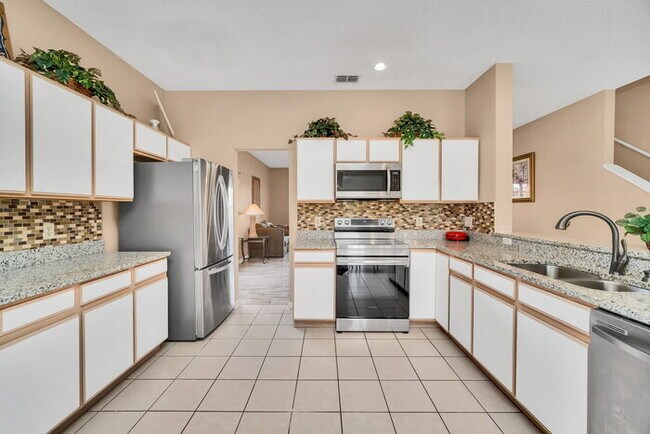 Building Photo - Partially Furnished 6 bedroom/5 Bath home
