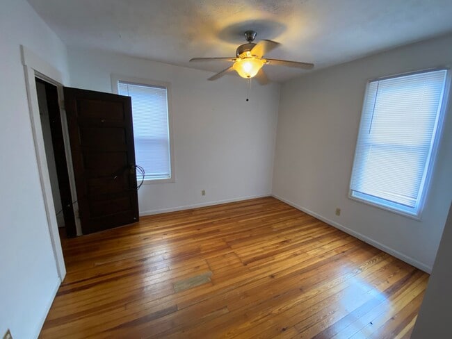 Building Photo - 2205 Waldeck Ave