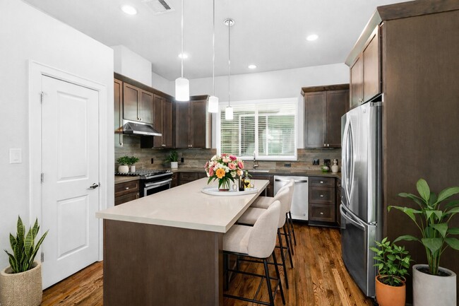 Building Photo - 1007 W 17th St