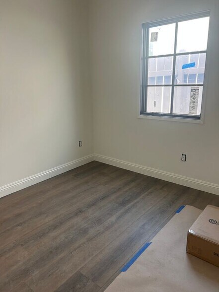 Building Photo - 926 E Dryden St