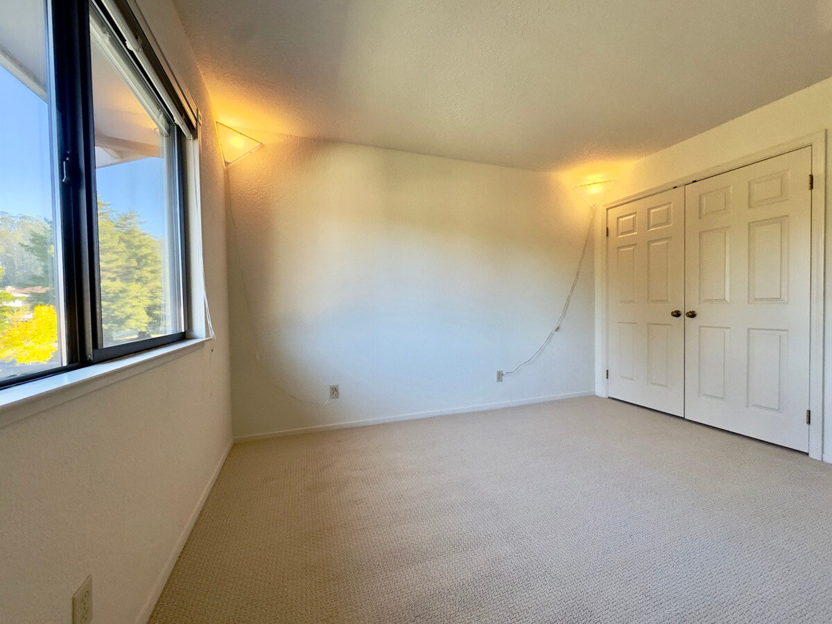 Building Photo - 2221 Pinehurst Way