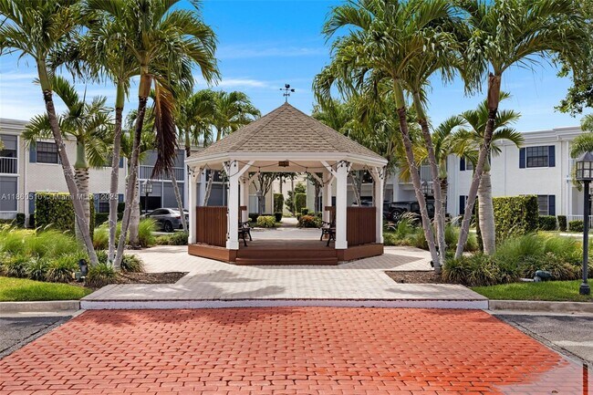 Building Photo - 130 Cypress Club Dr