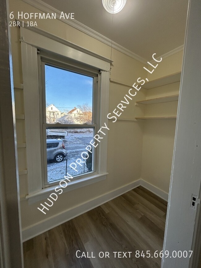 Building Photo - Beautiful and Newly Updated 2nd Floor Apar...