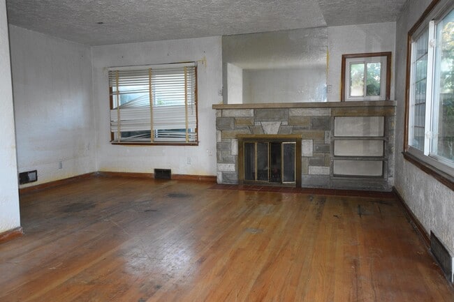 Building Photo - 2105 Lakeview Ave