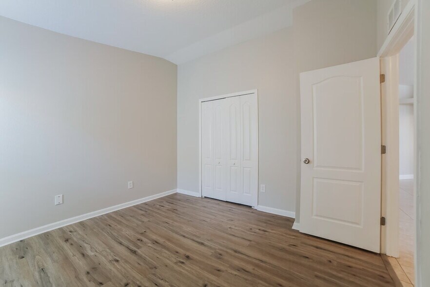 Building Photo - 10225 Hunters Haven Blvd
