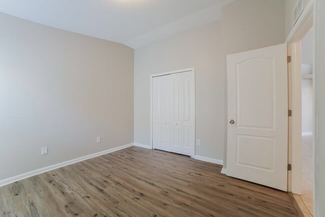 Building Photo - 10225 Hunters Haven Blvd