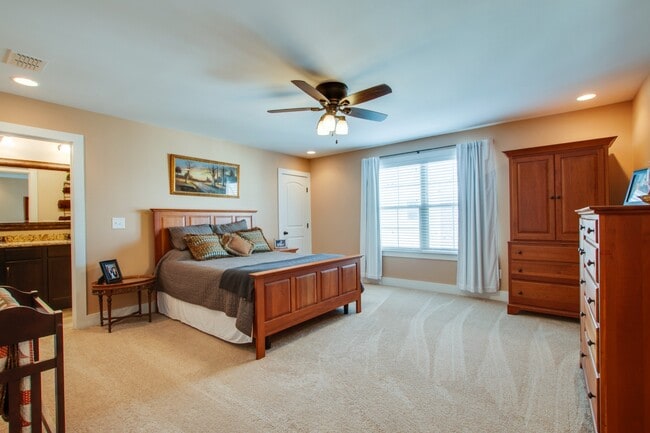 huge main bedroom ensuite - 1632 Shadow Green Dr