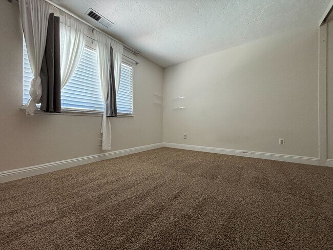 Building Photo - Prime Fresno Location Near River Park and ...